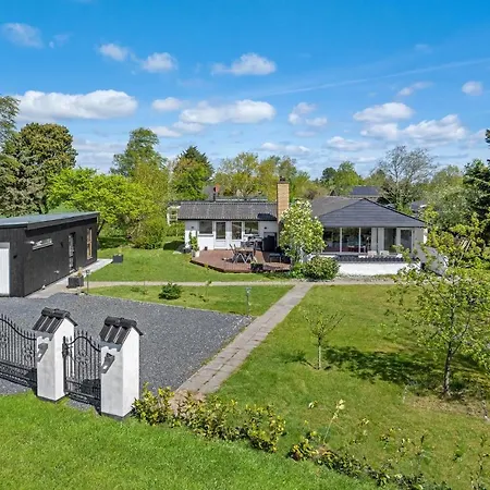 Dom wakacyjny 4 Bedroom Awesome In